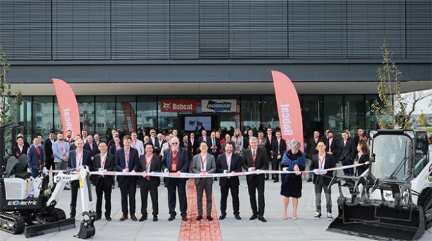 ▲ Chief guests are cutting ribbons at the Doosan Bobcat’s New EMEA office opening ceremony (6th from the left) Mr. Scott Park, CEO in Doosan Bobcat Global, (7th from the left)Mr. Gustavo Otero in President EMEA Doosan Bobcat, (8th from the left)Mr. Karel Havlíček Minister of Industry and Trade (10th from the left) Mr. Sanghyun Park, CFO in Doosan Bobcat Global