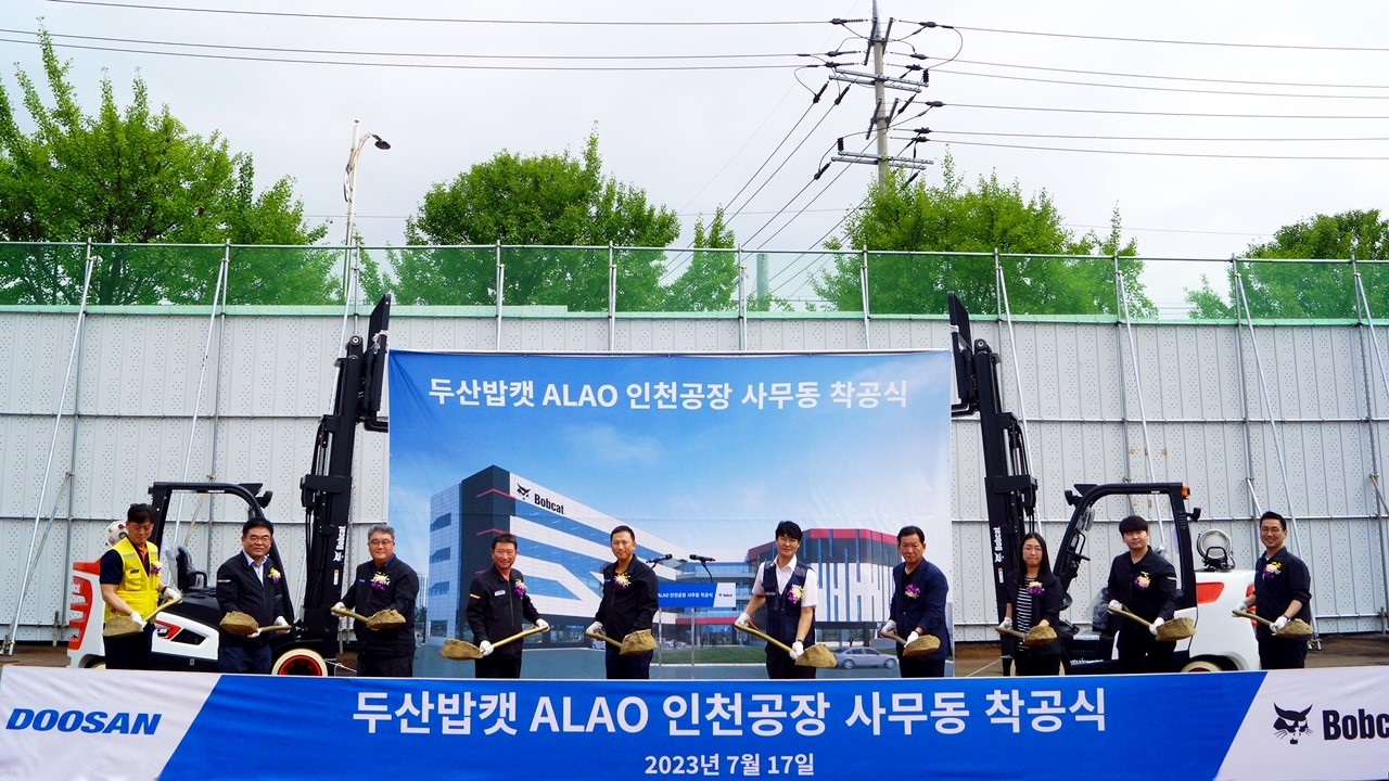 17일 두산산업차량 인천 본사에서 열린 사무동 착공식에서 박형원 두산밥캣 ALAO 지역장(왼쪽 다섯째) 등 임직원 및 시공사 대표가 시삽을 하고 있다.