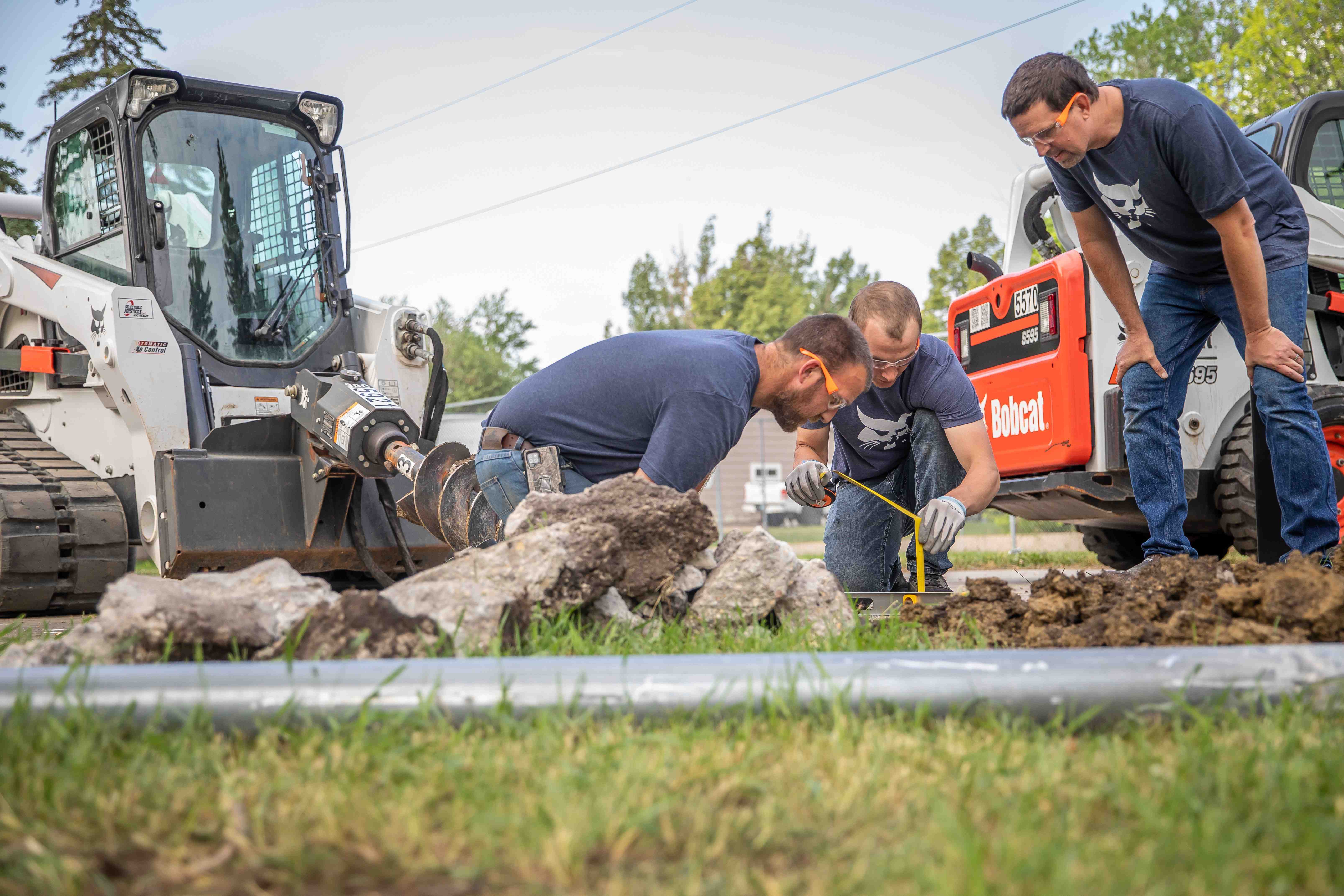 두산밥캣 미국법인 임직원들이 시설 보수 작업을 하는 모습