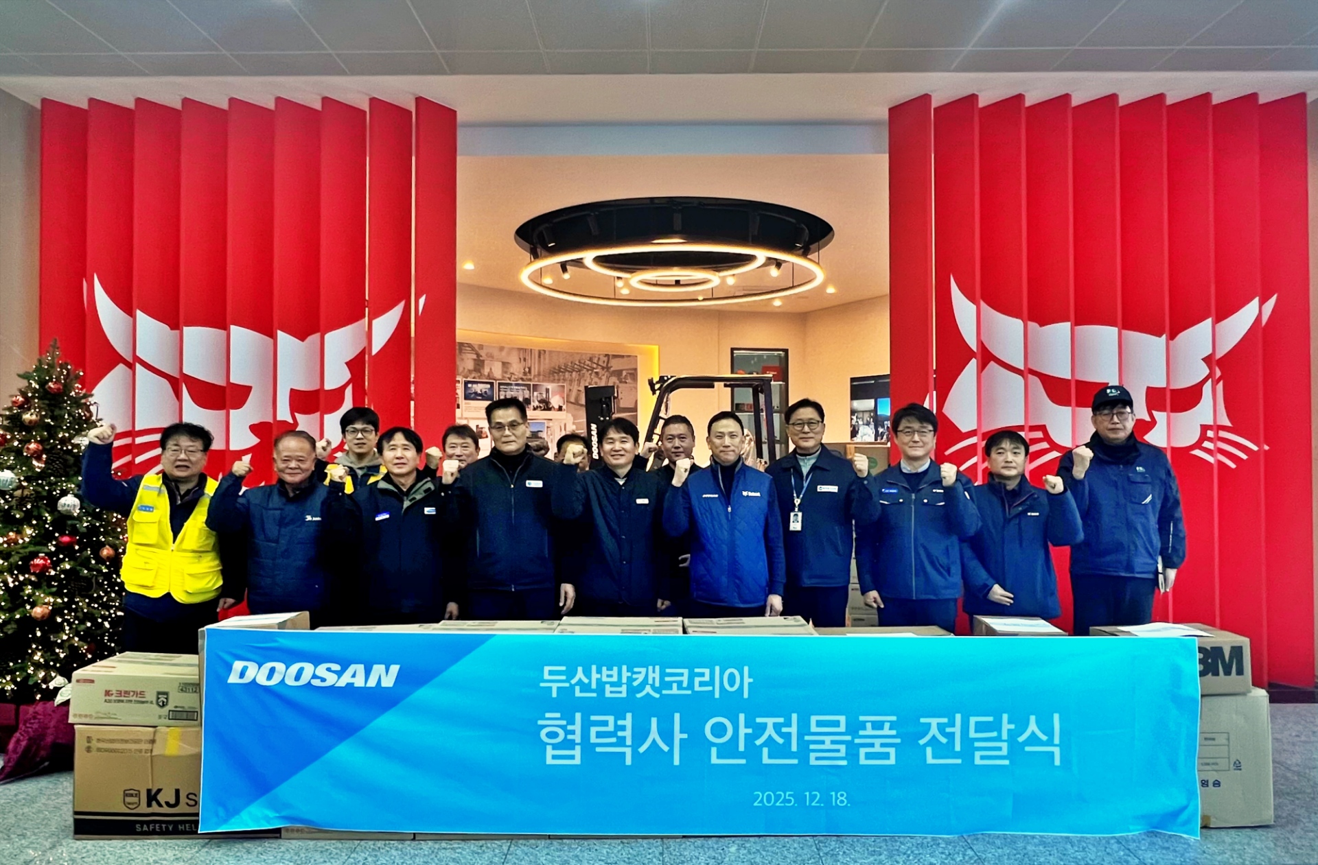 두산밥캣코리아 박형원 사장이 18일 인천 본사에서 열린 ‘협력사 안전물품 전달식’에서 주요 협력사 대표들과 기념촬영을 하고 있다.