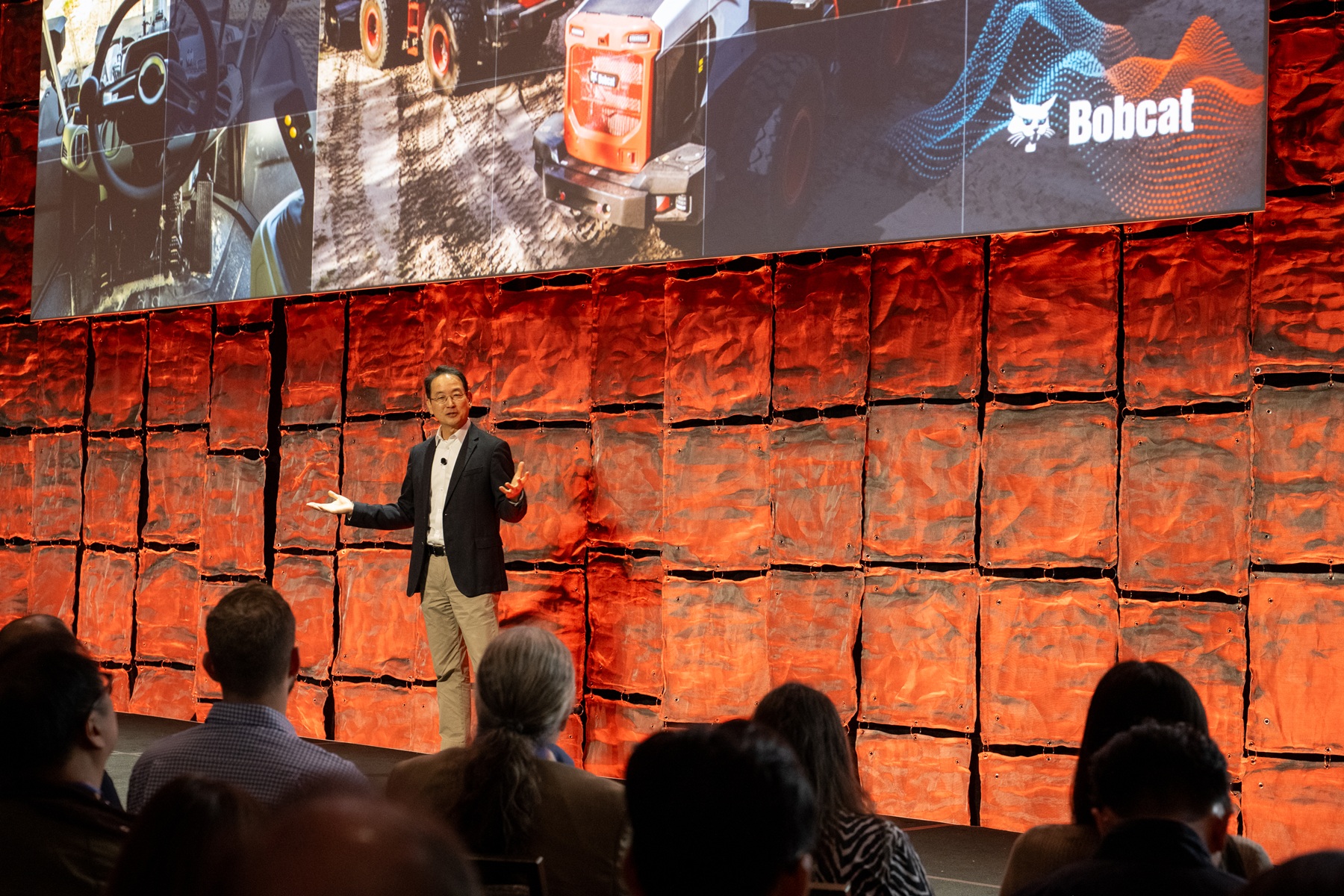 스캇 박 두산밥캣 대표가 5일(미국 현지시간) CES 2026 미디어데이에서 차세대 건설장비기술에 대해 설명을 하고 있다